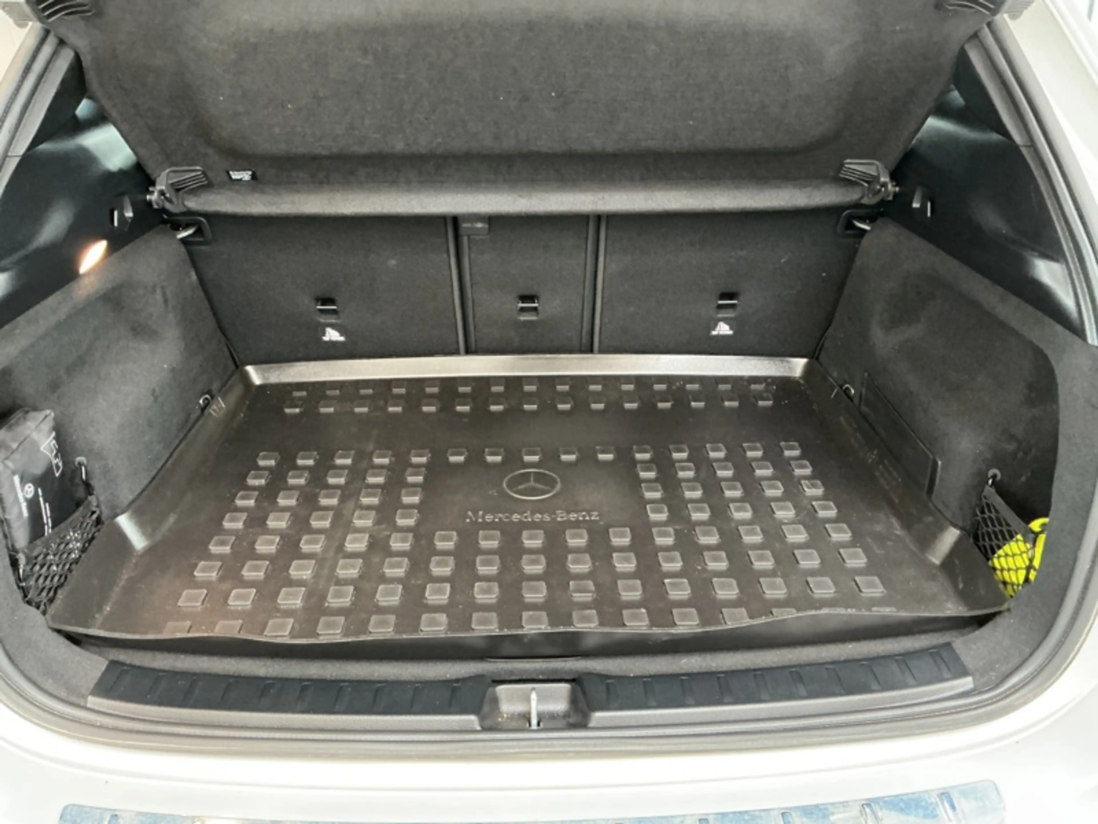 Mercedes-Benz GLA 180 d Luxury Line — photo 14