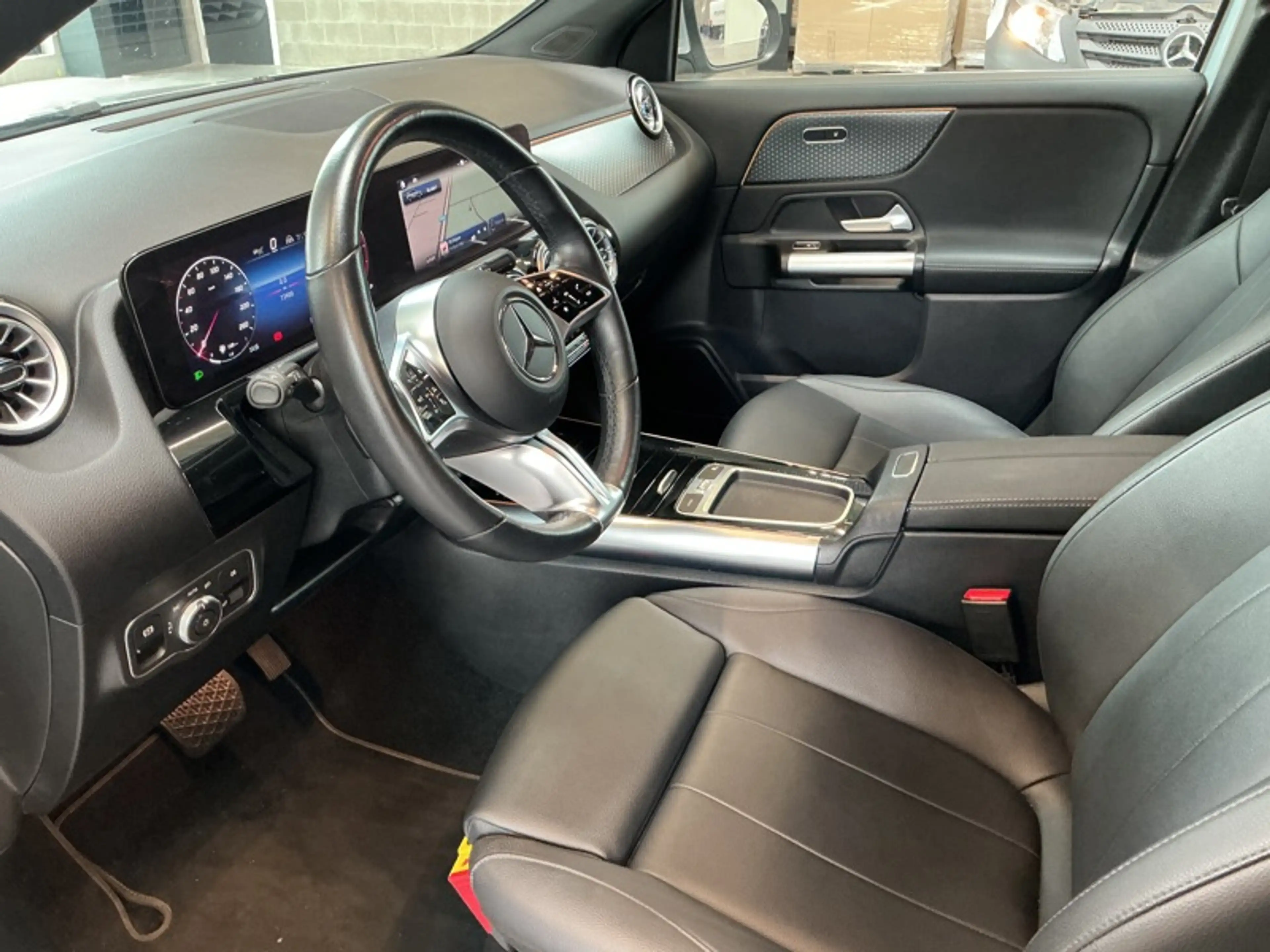 Mercedes-Benz GLA 180 d Luxury Line — photo 10