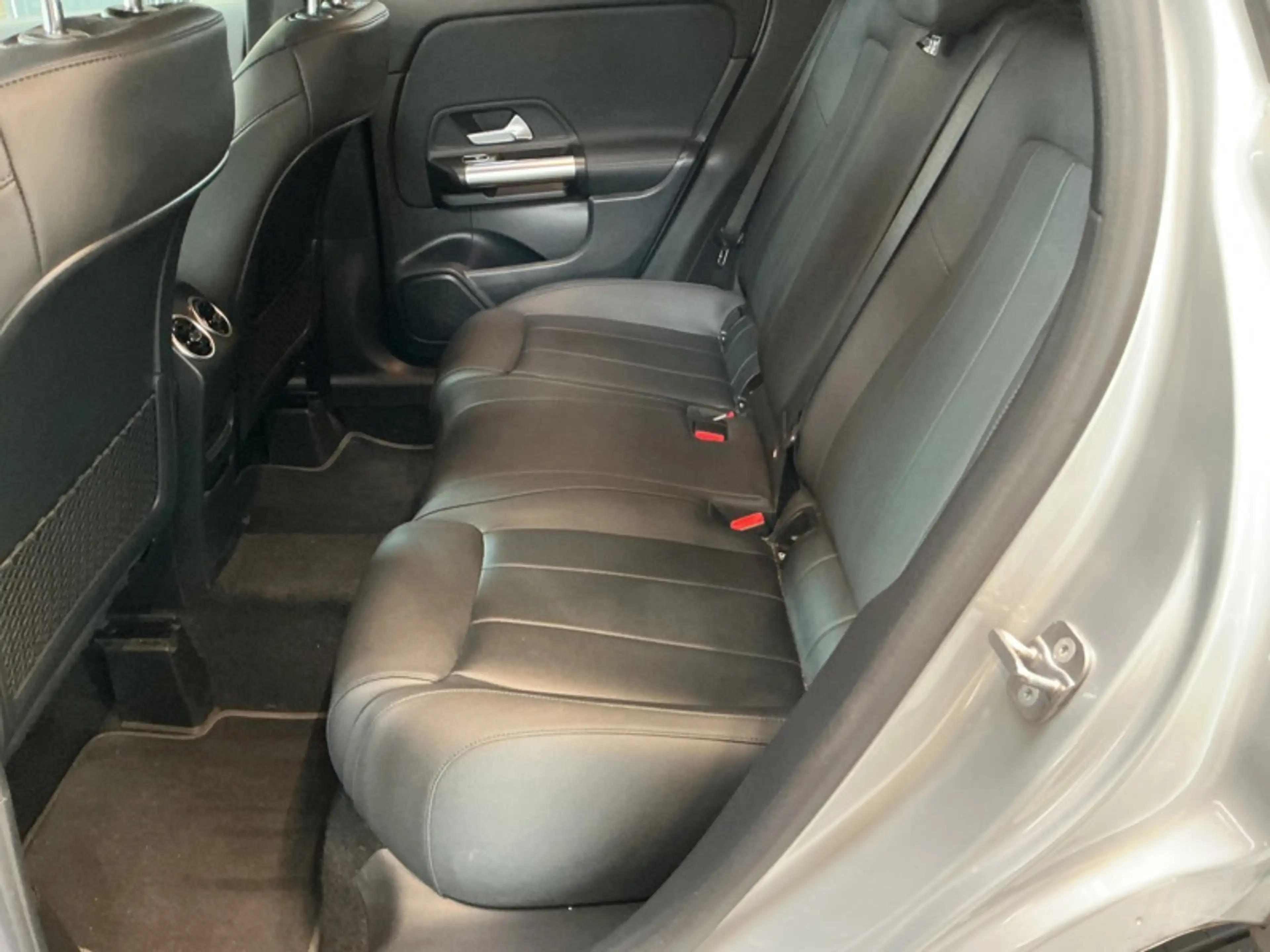 Mercedes-Benz GLA 180 d Luxury Line — photo 12