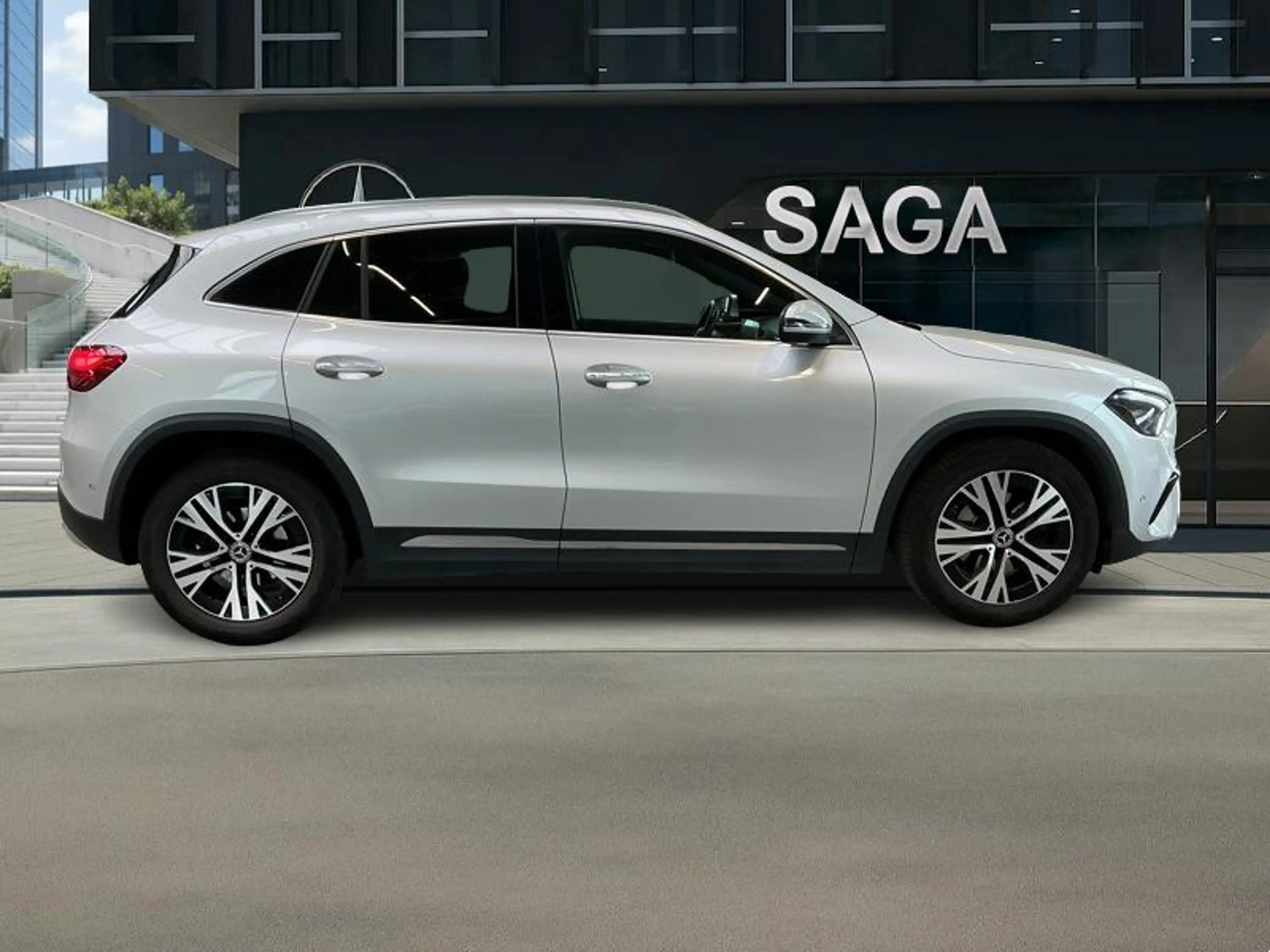 Mercedes-Benz GLA 180 d Luxury Line — photo 4