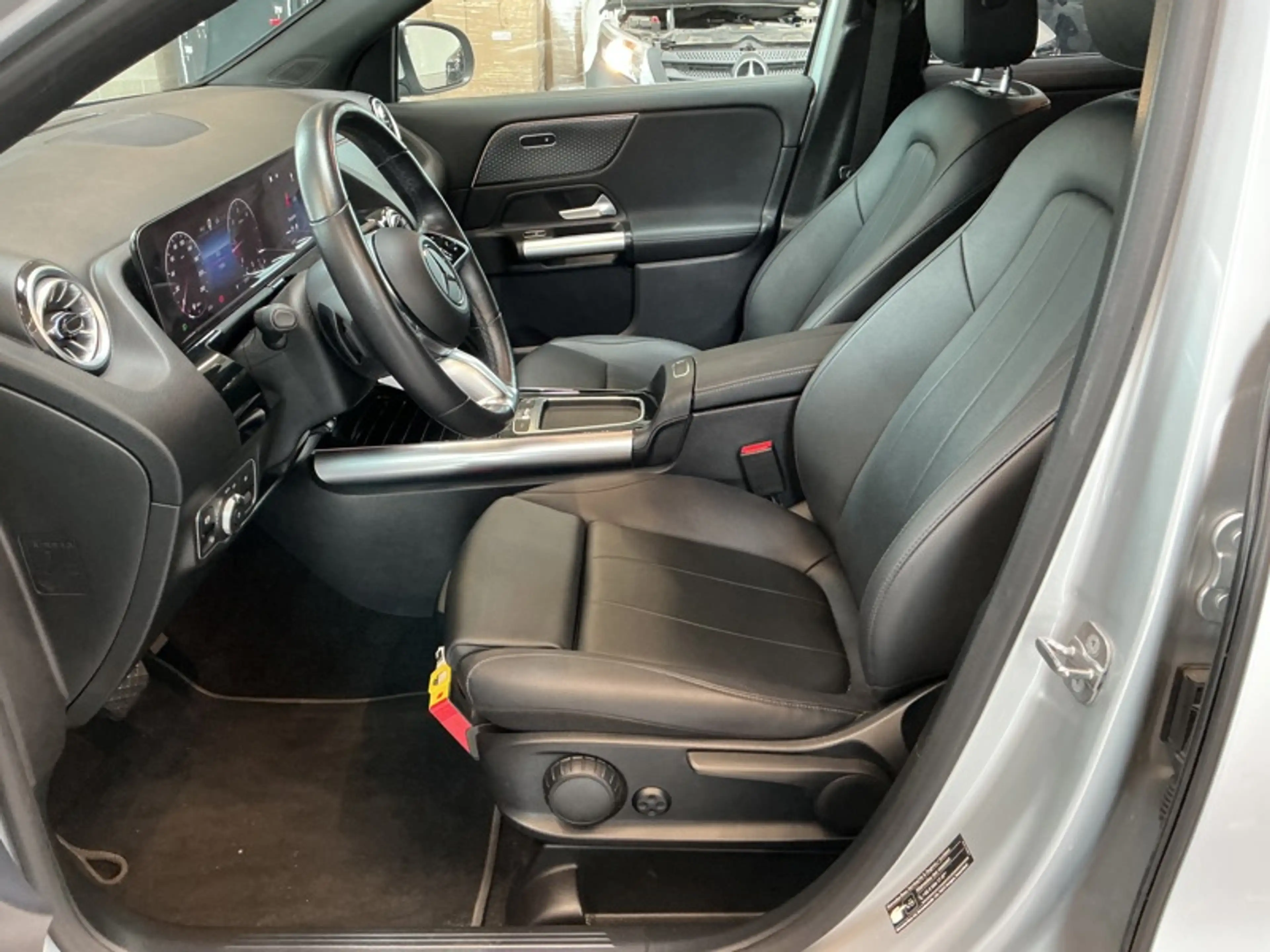 Mercedes-Benz GLA 180 d Luxury Line — photo 11