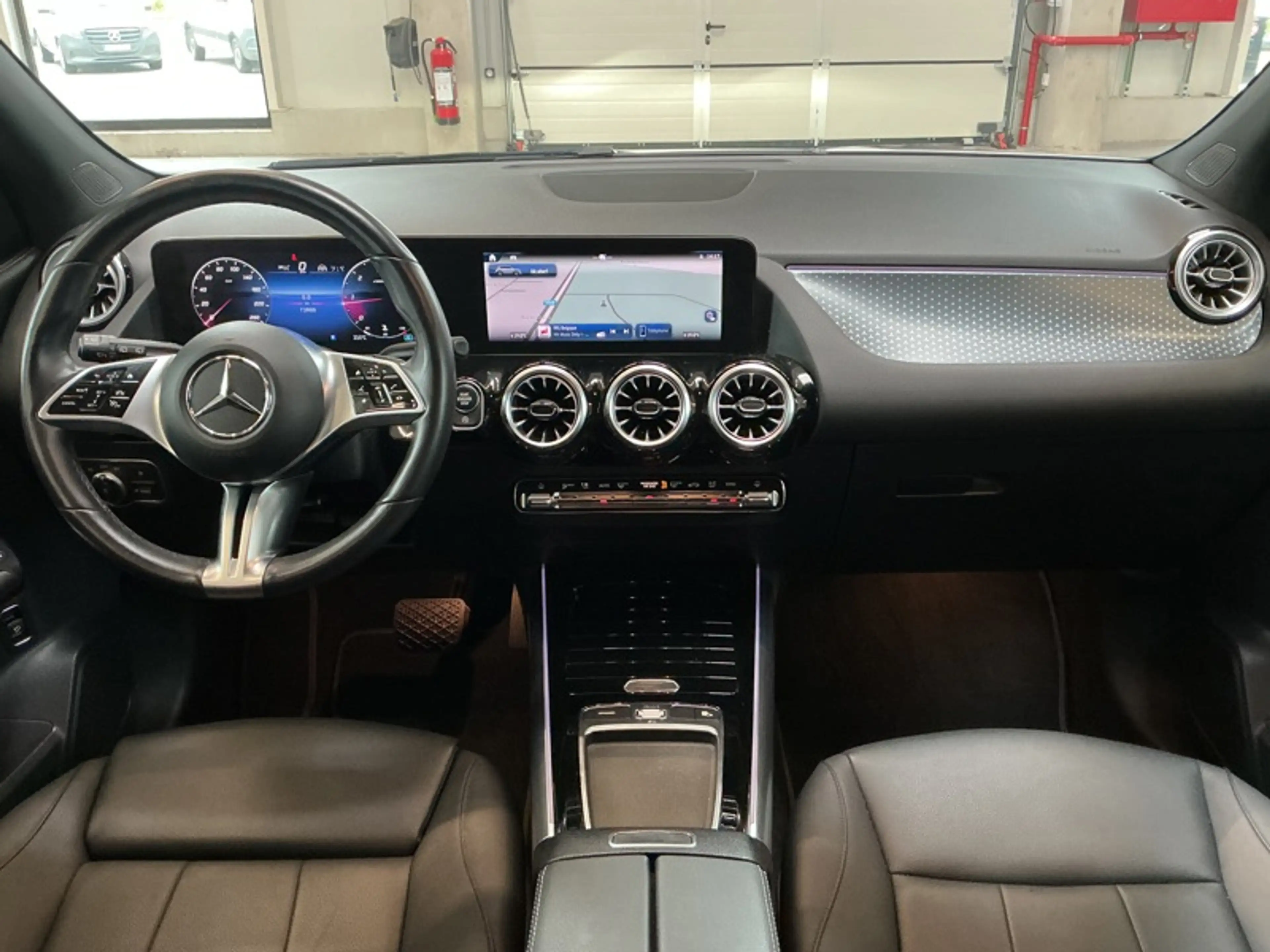 Mercedes-Benz GLA 180 d Luxury Line — photo 9