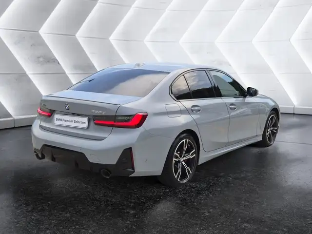 BMW 3 Series view 4
