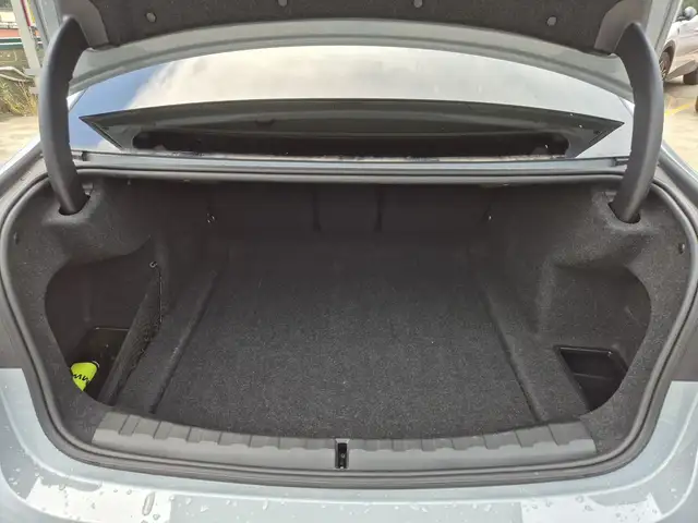 BMW 3 Series view 12