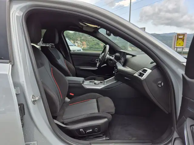 BMW 3 Series view 9