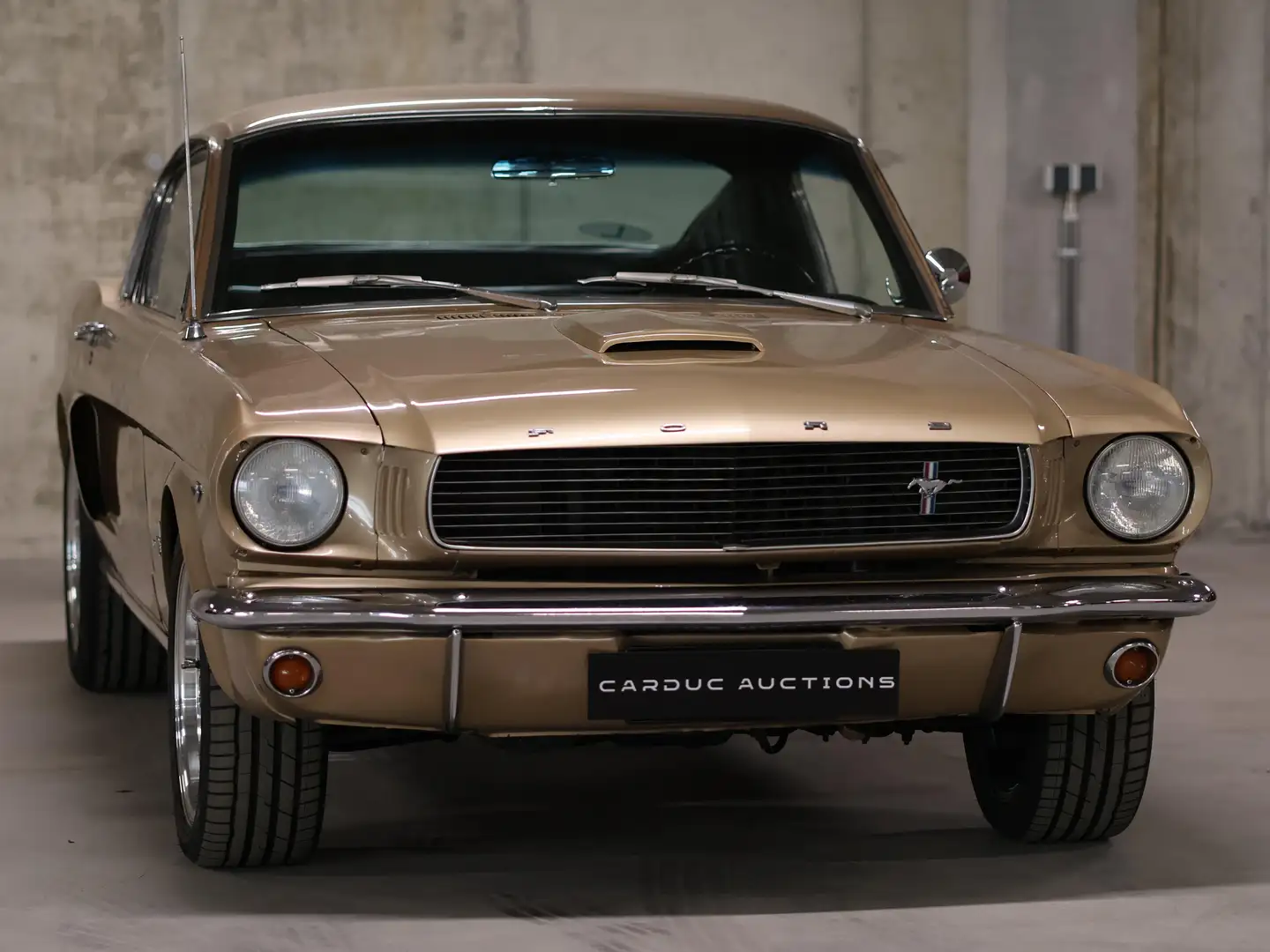 Oldtimer Ford Mustang Fastback Beige - 2