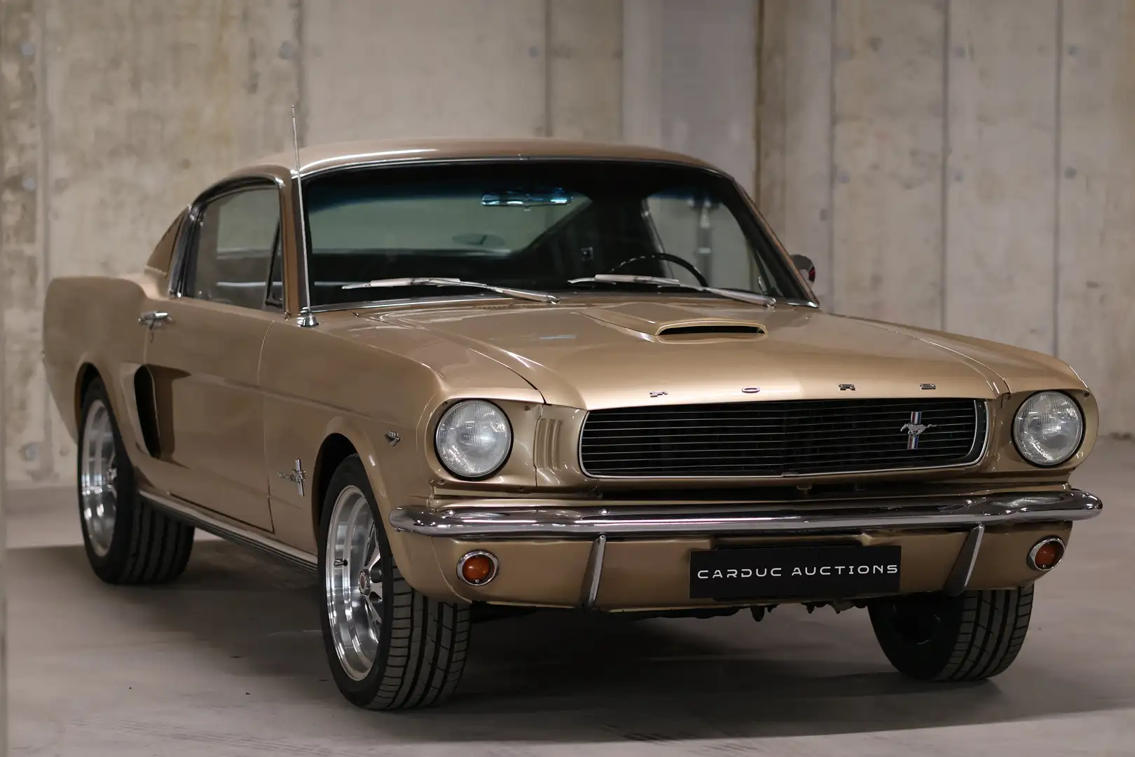 Oldtimer Ford Mustang Fastback Beige - 1