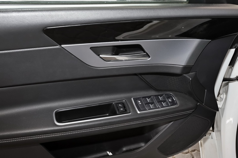 Jaguar XF — photo 11