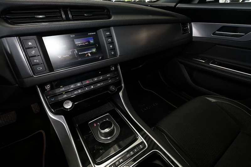 Jaguar XF — photo 9