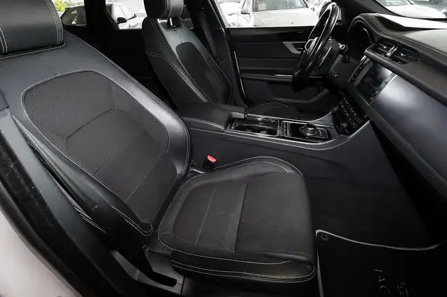 Jaguar XF view 4