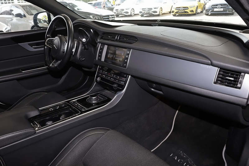 Jaguar XF — photo 7
