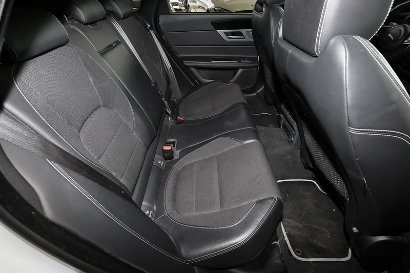 Jaguar XF — photo 6