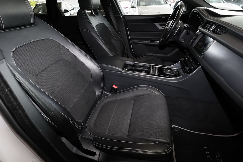 Jaguar XF — photo 4