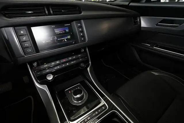Jaguar XF view 9