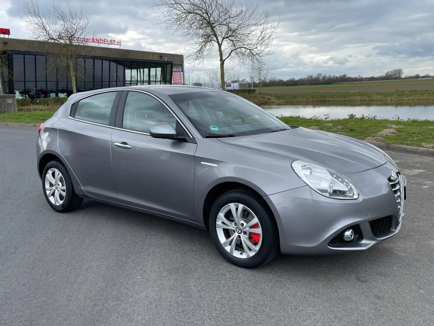 Alfa Romeo Giulietta 1.4 T Distinctive Lusso, Pdc, Cruise, Navi, Aut, 5 Grijs - 2