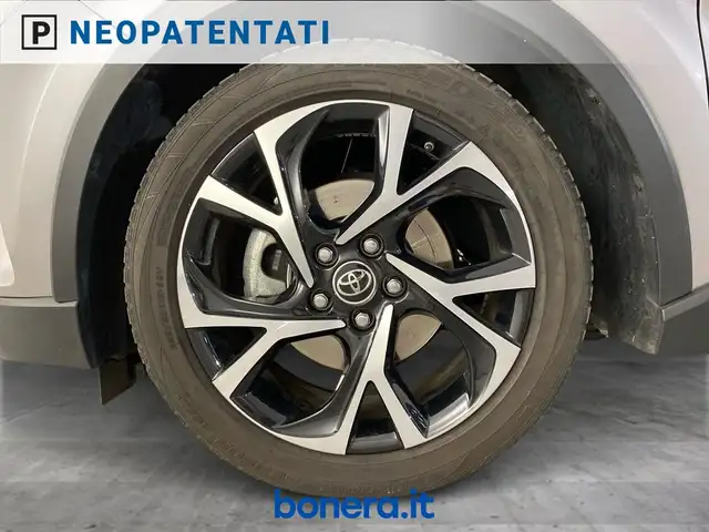Toyota C-HR view 15
