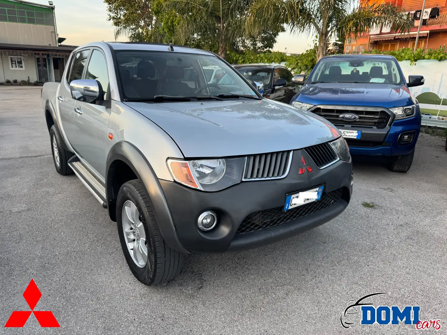 Mitsubishi L200 L200 d.cab 2.5 di-d Invite MOTORE NUOVO srebrna - 1