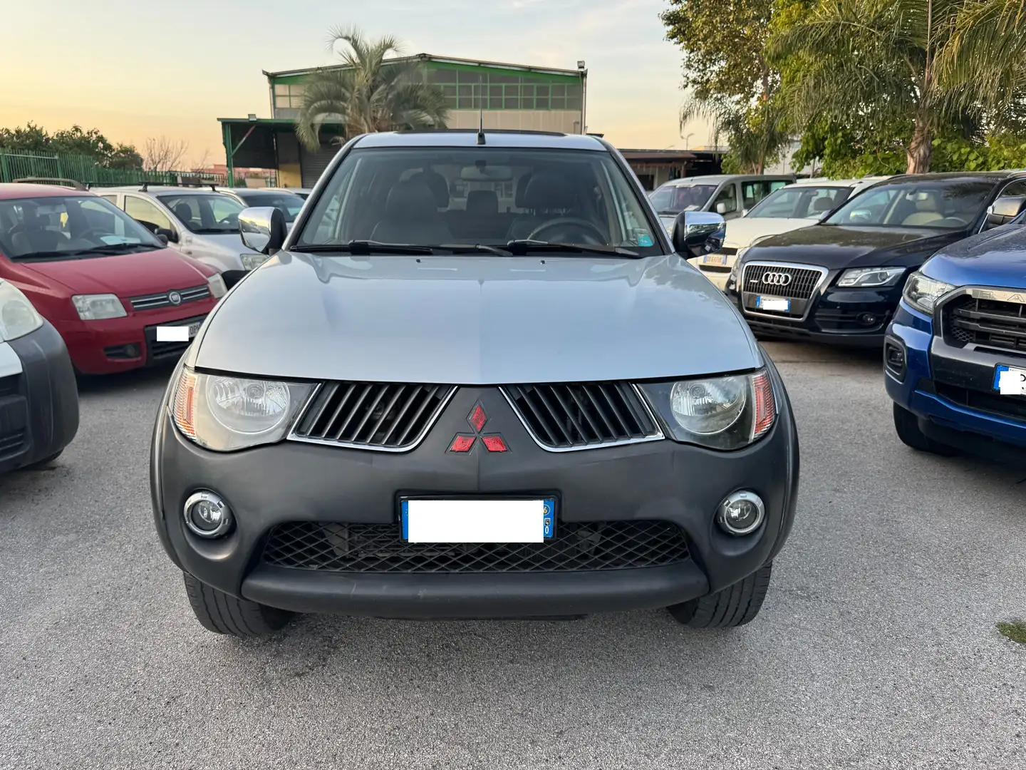 Mitsubishi L200 L200 d.cab 2.5 di-d Invite MOTORE NUOVO srebrna - 2