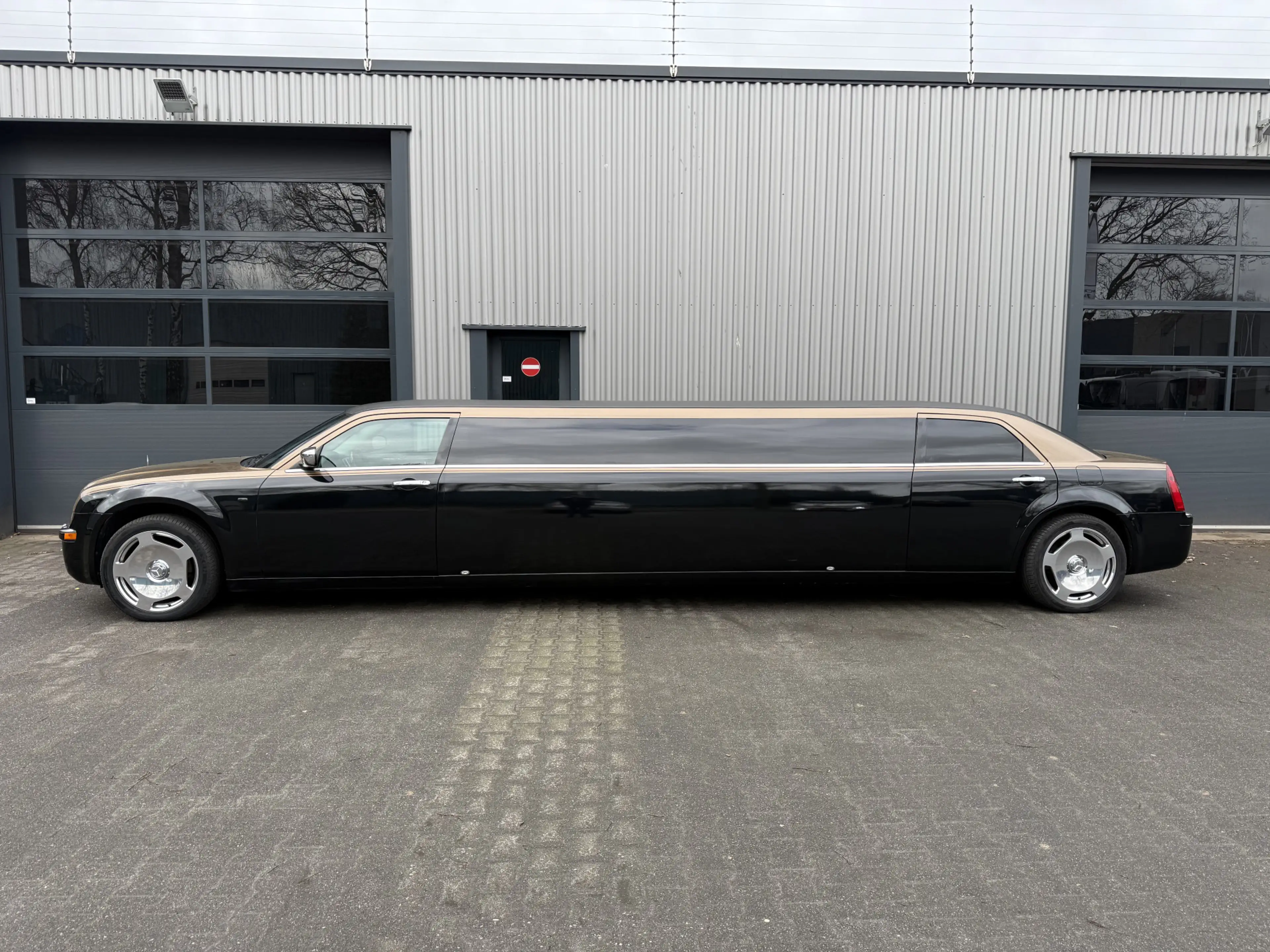 Chrysler 300C 3.5 V6 Stretch Limousine 120 Custom UNIEK! met Nie — photo 17
