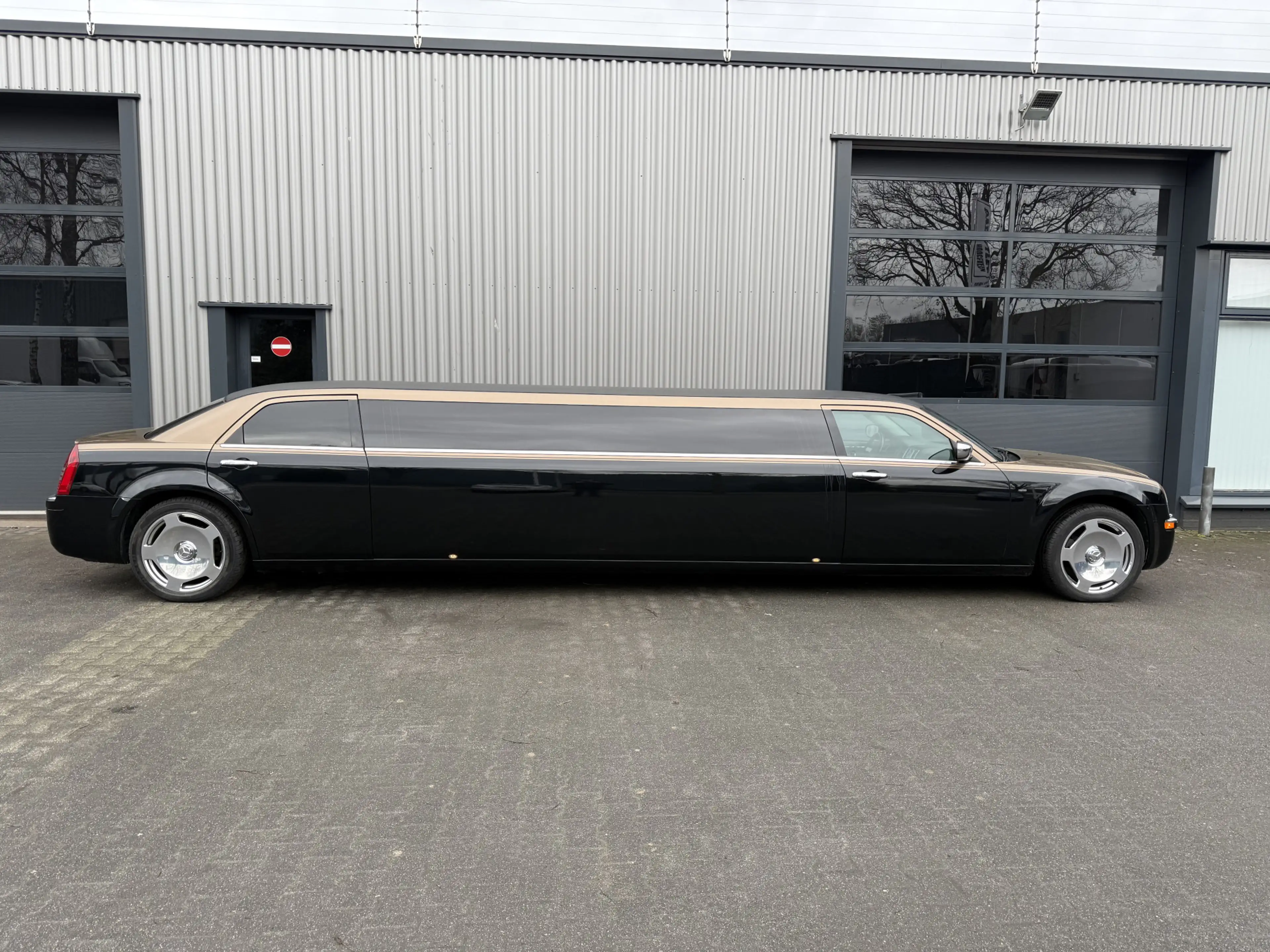 Chrysler 300C 3.5 V6 Stretch Limousine 120 Custom UNIEK! met Nie — photo 18
