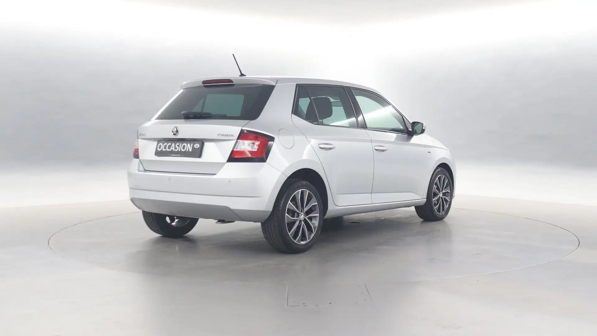 Skoda Fabia 1.0 TSI 90pk Drive / Navigatie / Parkeersensoren Grijs - 2