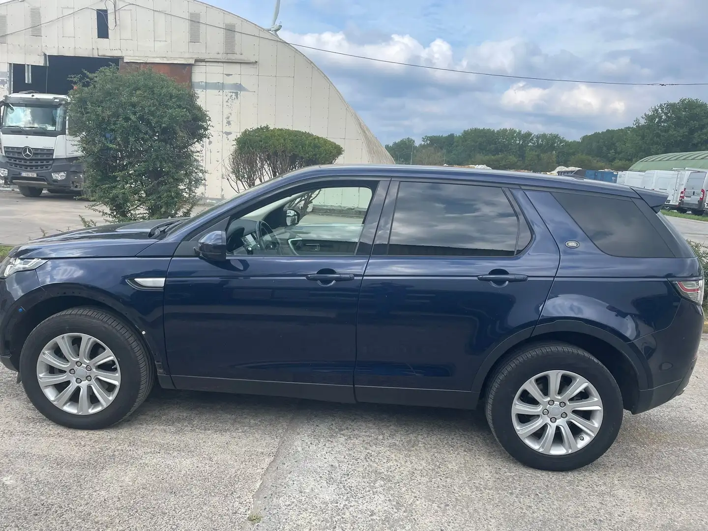 Land Rover Discovery Sport 2.0 TD4 HSE Luxury 7 PL. Bleu - 2