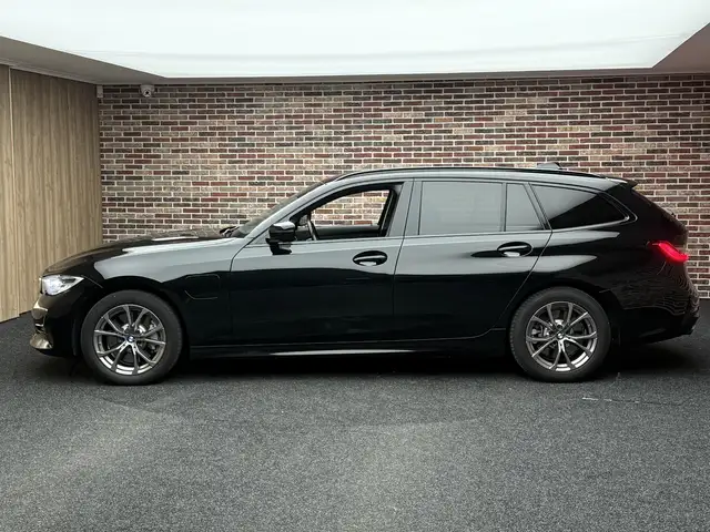 BMW 3 Series view 5