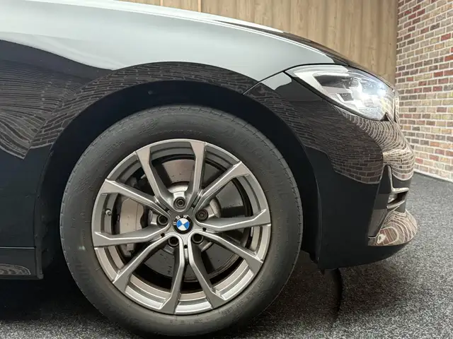 BMW 3 Series view 8