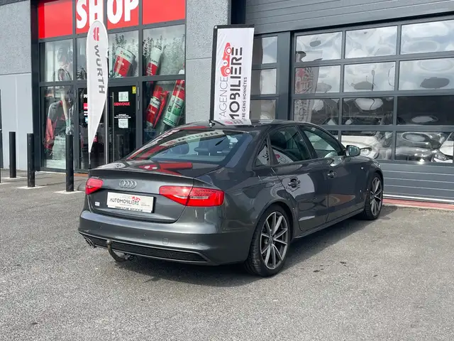 Audi A4 view 4