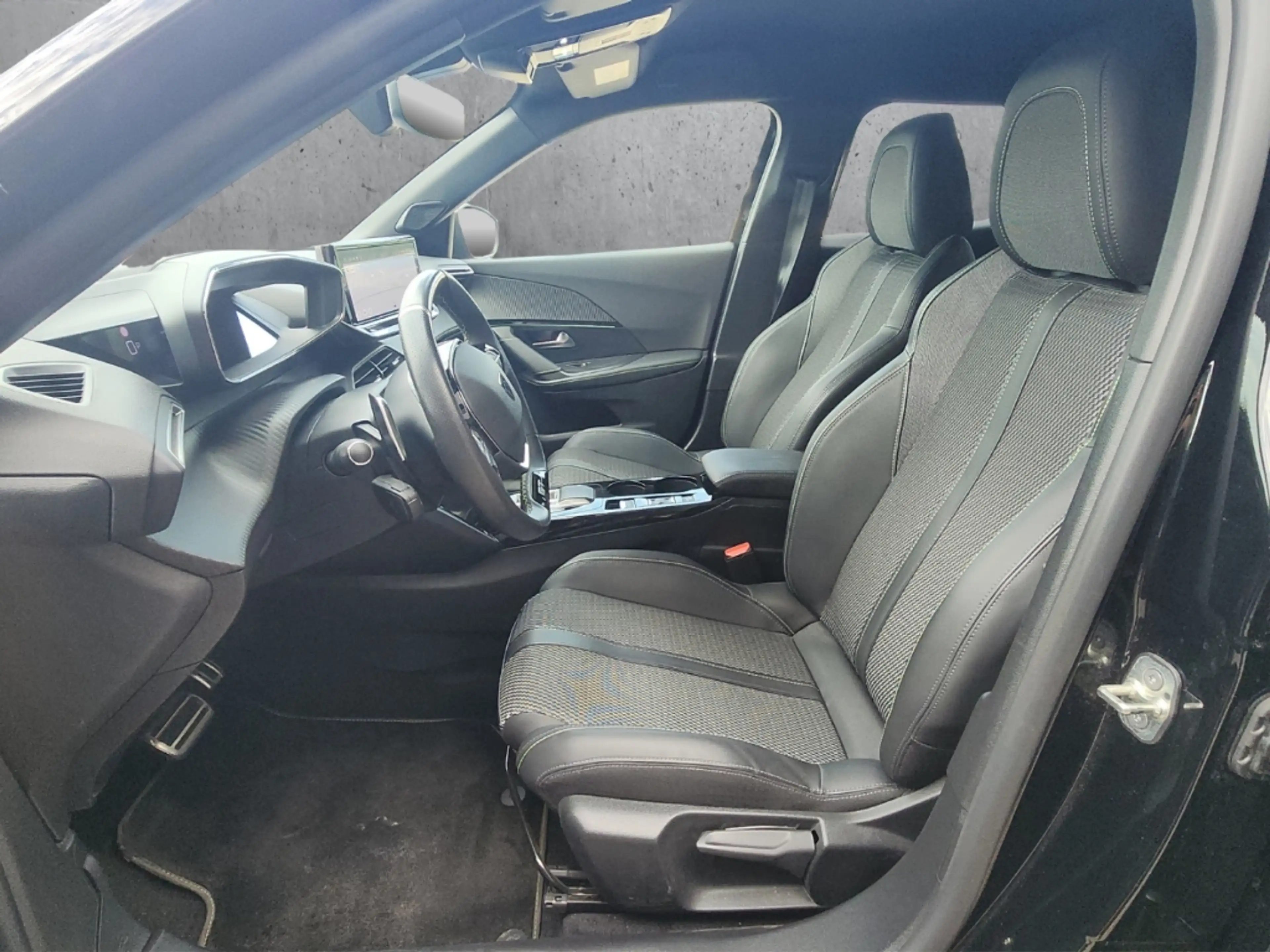 Peugeot 2008 GT PT 130 EAT8 Navi LED ACC 360 Kamera Apple CarPl — photo 9