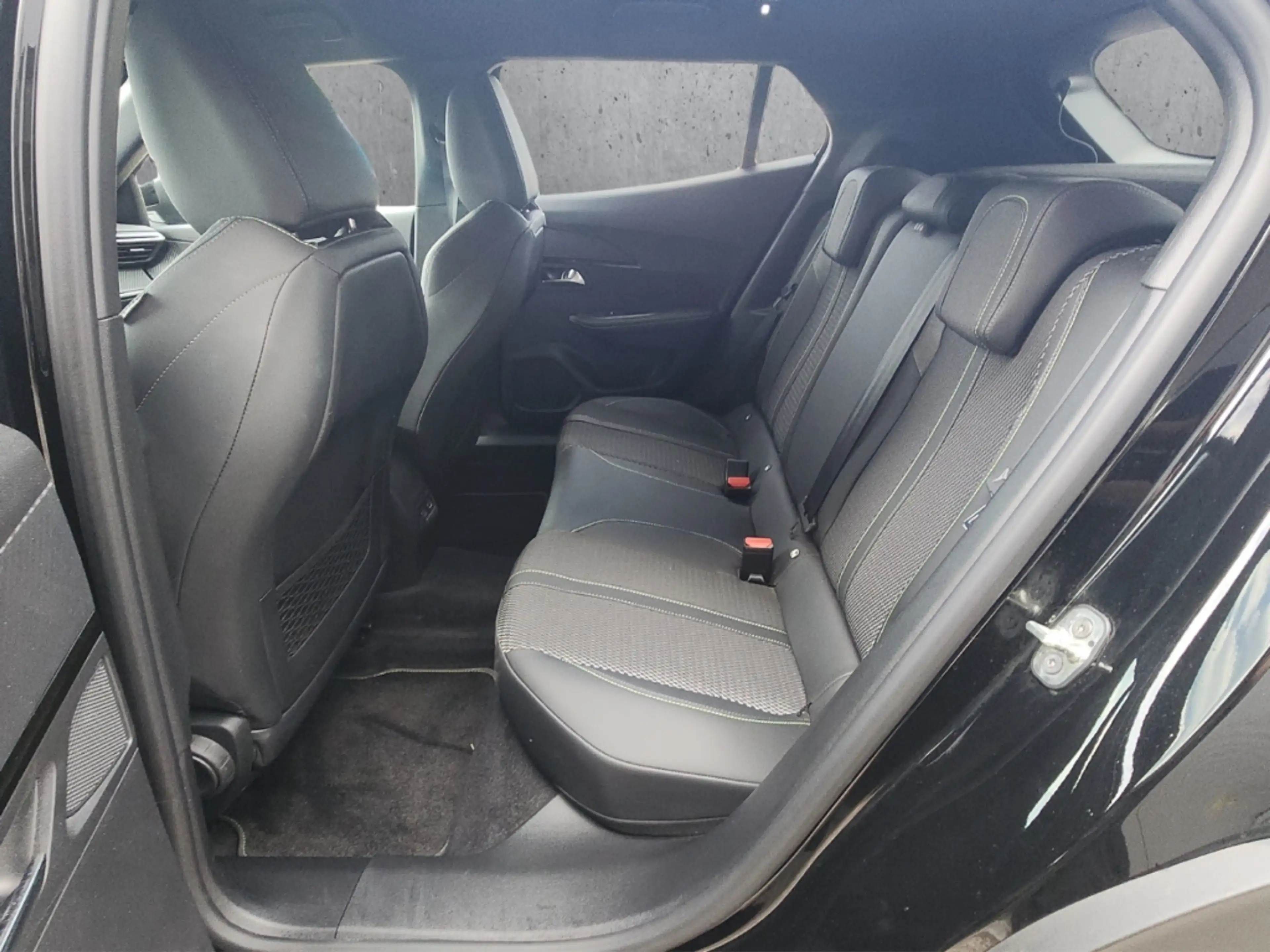 Peugeot 2008 GT PT 130 EAT8 Navi LED ACC 360 Kamera Apple CarPl — photo 8