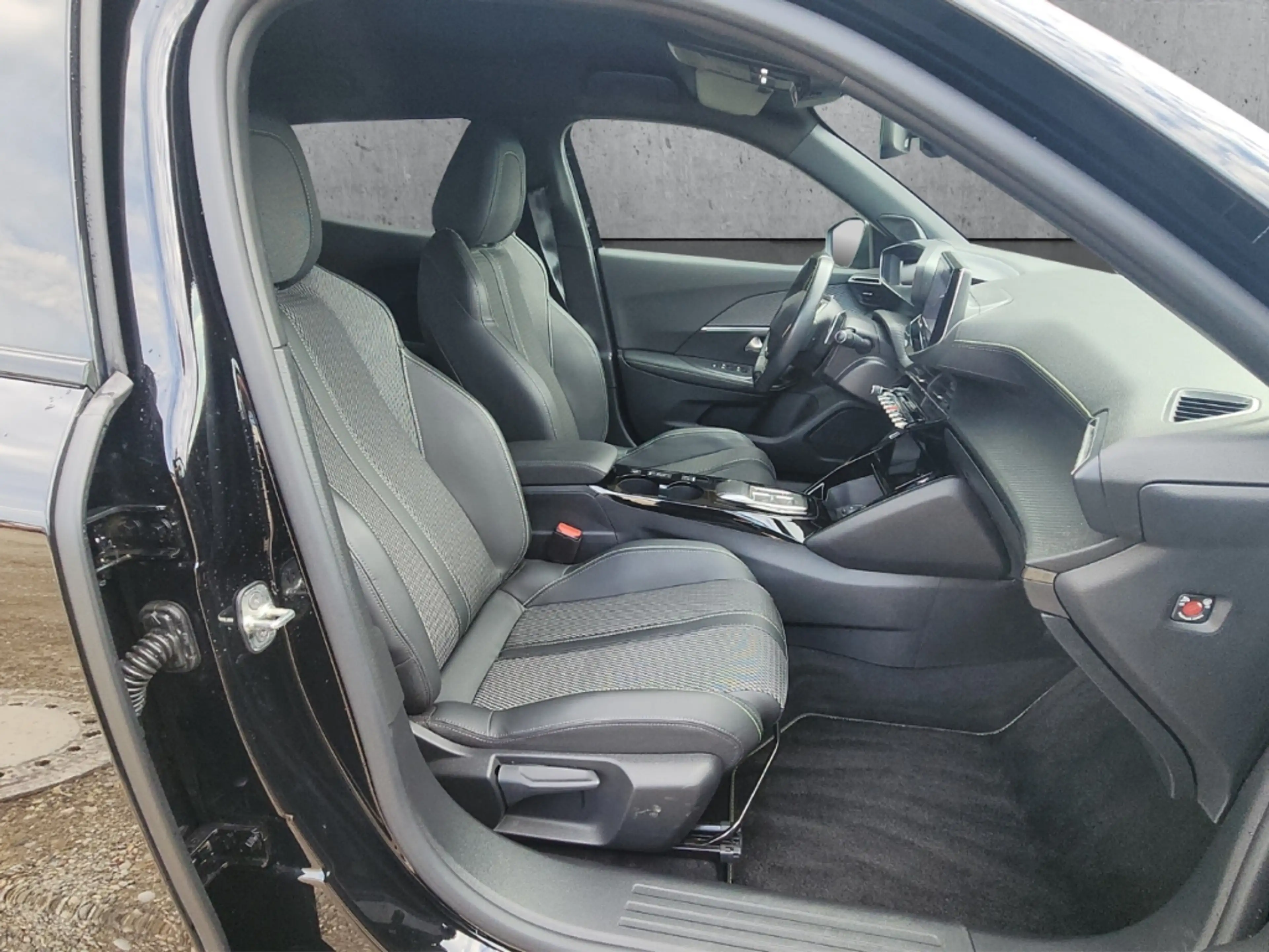 Peugeot 2008 GT PT 130 EAT8 Navi LED ACC 360 Kamera Apple CarPl — photo 13