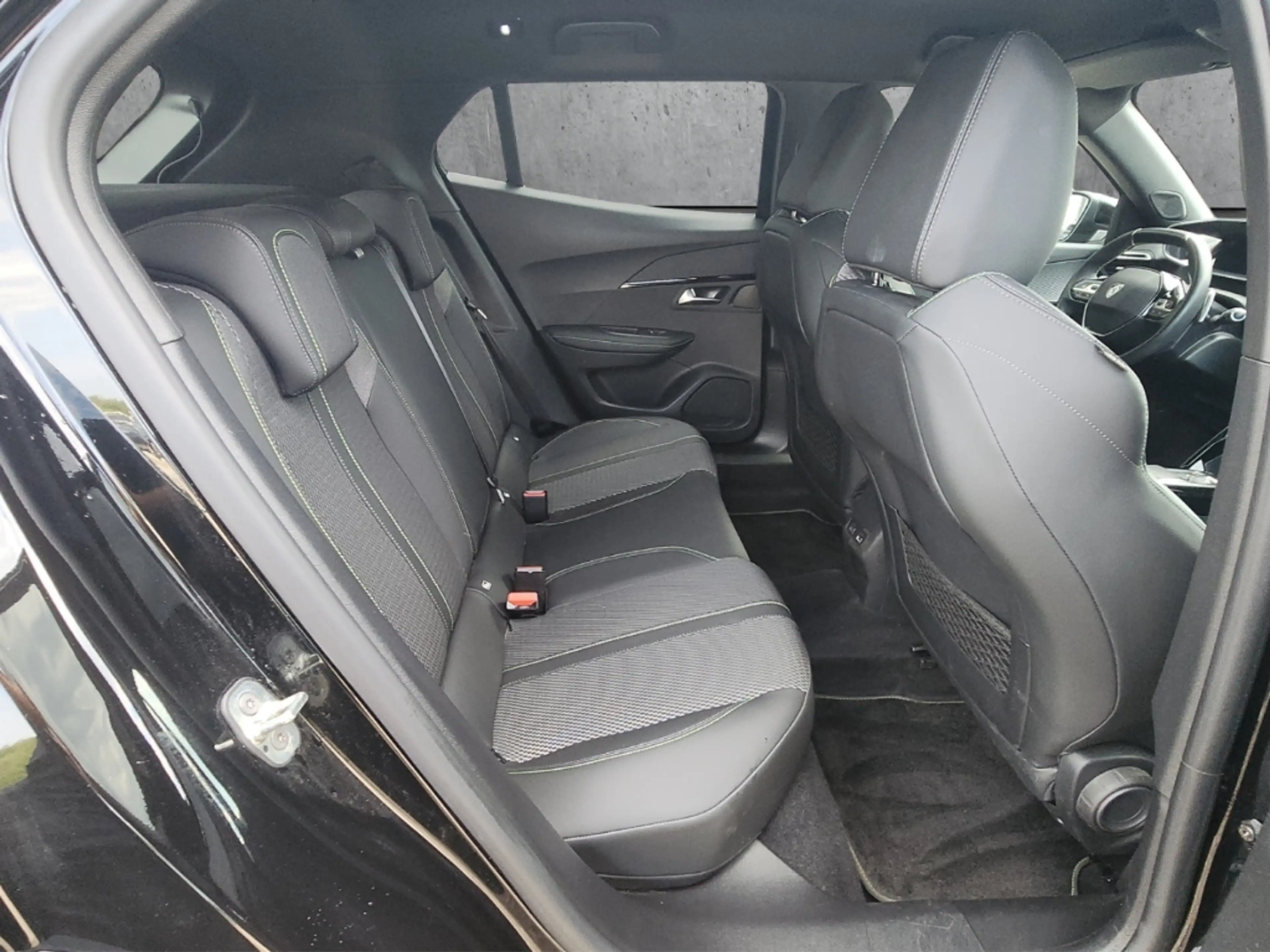 Peugeot 2008 GT PT 130 EAT8 Navi LED ACC 360 Kamera Apple CarPl — photo 14