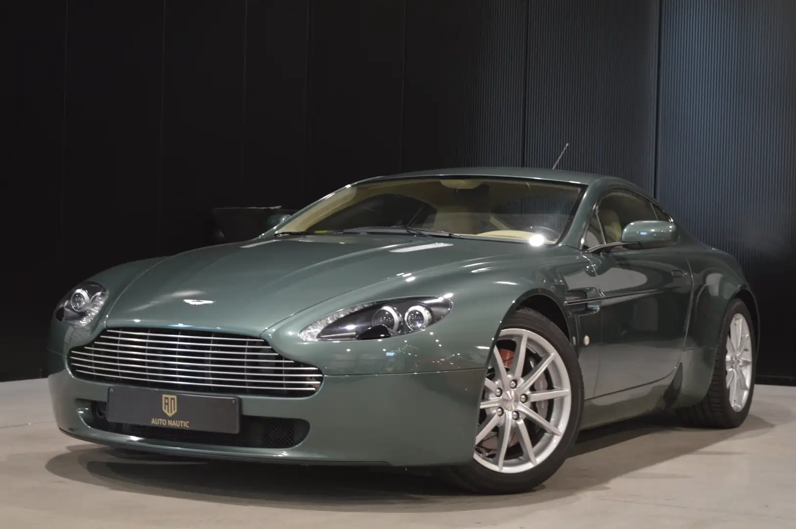 Aston Martin Vantage V8 4.3 Manual gearbox - 32.000 km - Top condition Vert - 1