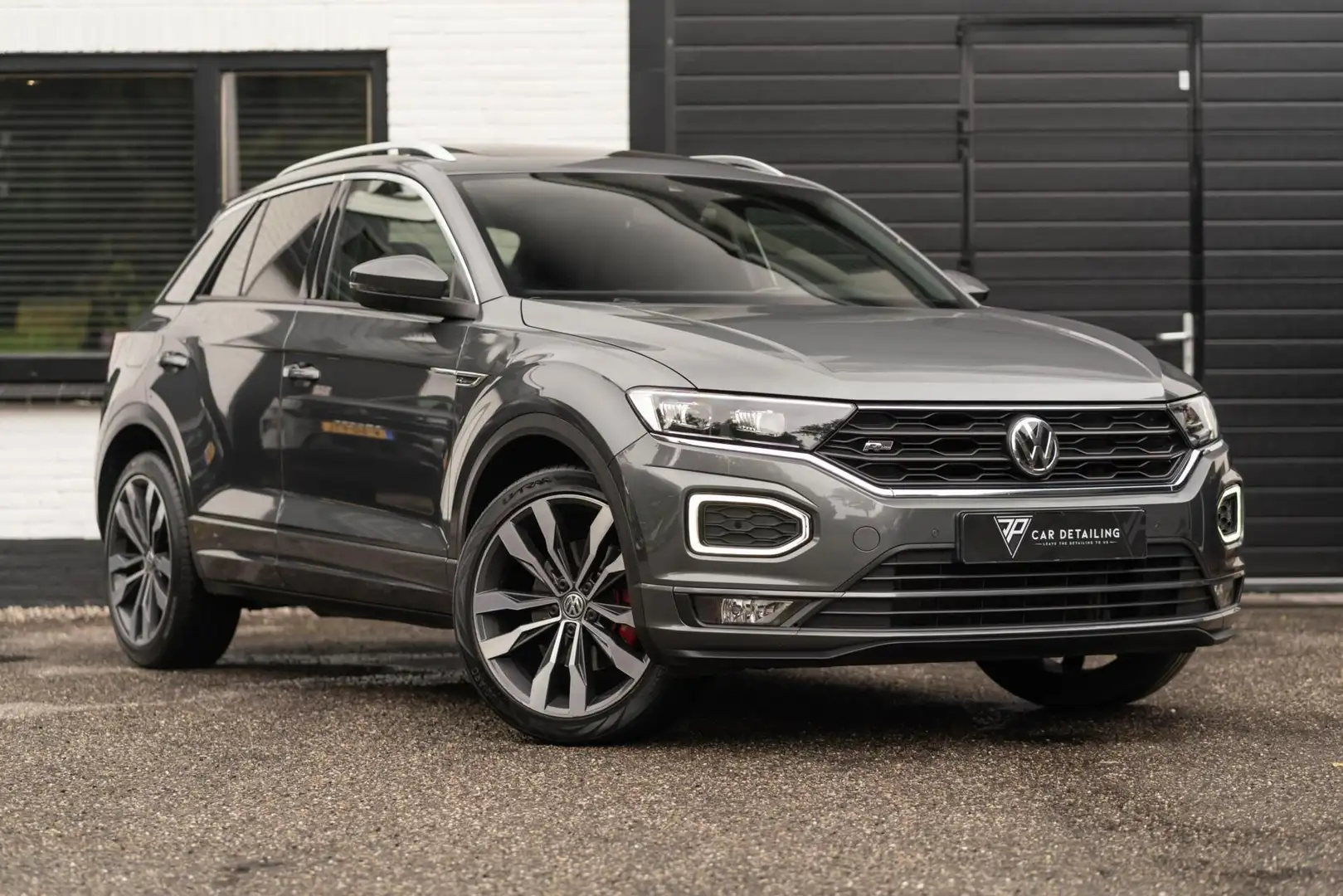 Volkswagen T-Roc 1.5 TSI Sport Bus R / Pano / Cam / Trekhaak Grijs - 2