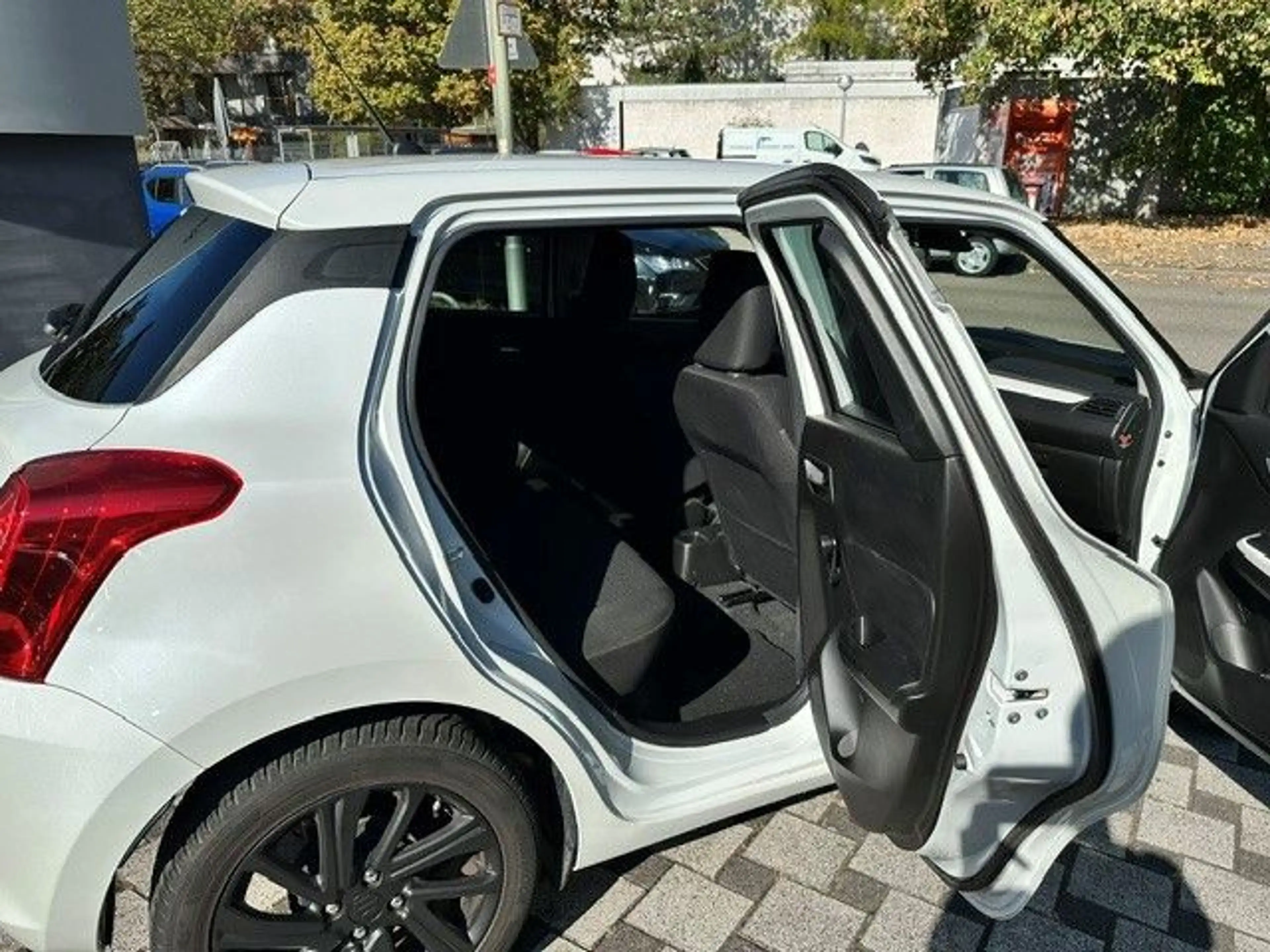 Suzuki Swift 1.2 Hybrid Comfort CVT/NAVI/LED/SHZ — photo 11