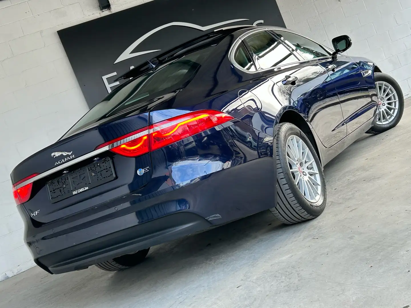 Jaguar XF 2.0 D E-Performance * T.PANO + XENON + CAMERA * Blauw - 2