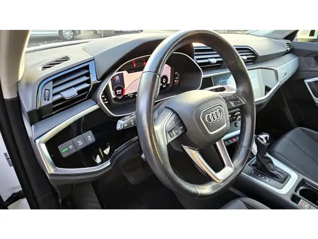 Audi Q3 view 6