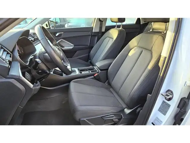 Audi Q3 view 15