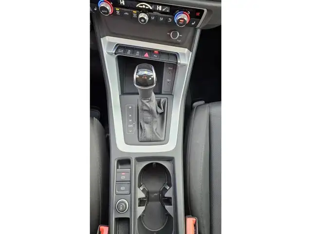 Audi Q3 view 9