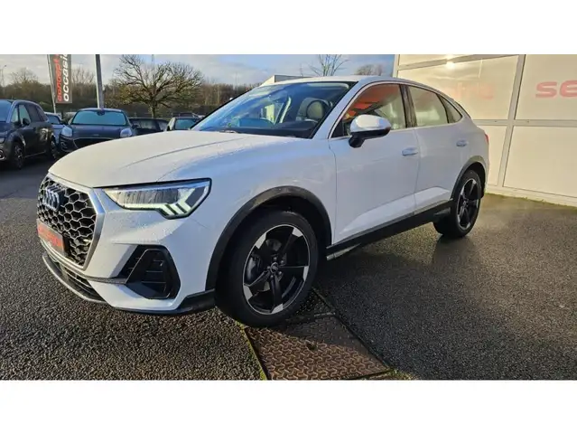 Audi Q3 view 3