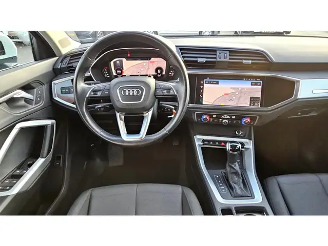 Audi Q3 view 8