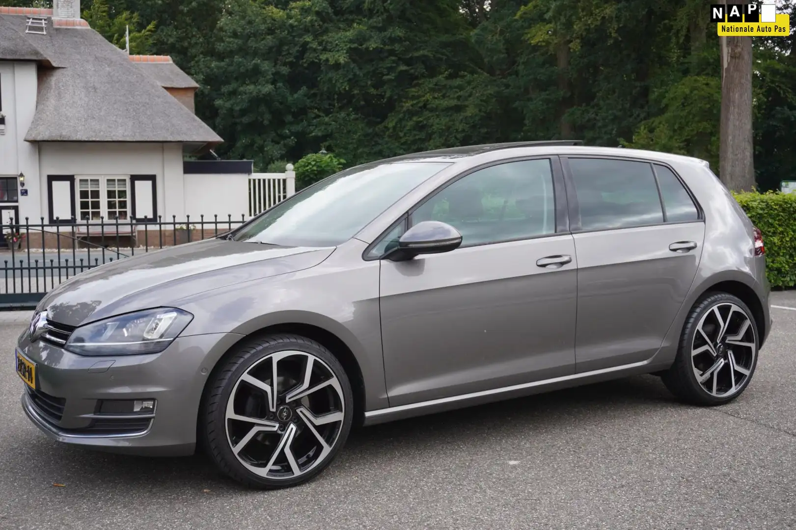 Volkswagen Golf 1.4 TSI ACT Highline Dsg Pano Navi Xenon 19 Inch L Grijs - 1