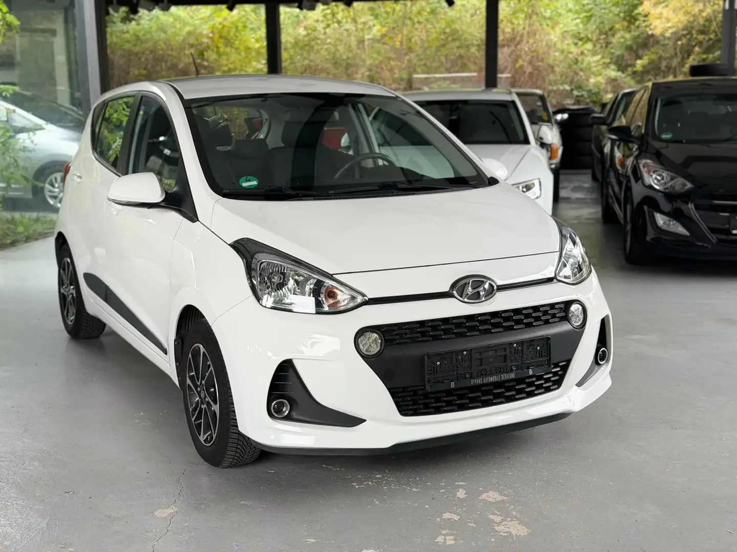 Hyundai i10 Classic-Navi-Automatik-PDC-SHZ Weiß - 1