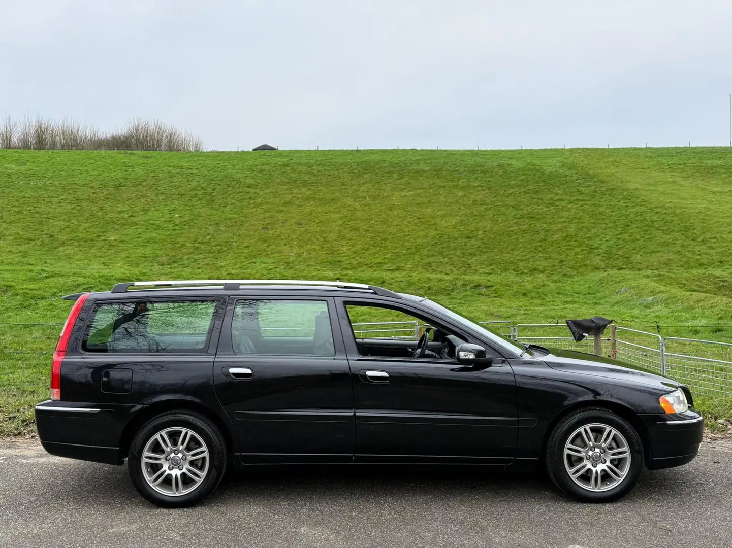 Volvo V70 2.4 170pk AUT/CLIMA/ELEC+VERW SPIEGELS+STOELEN+MEM Schwarz - 2