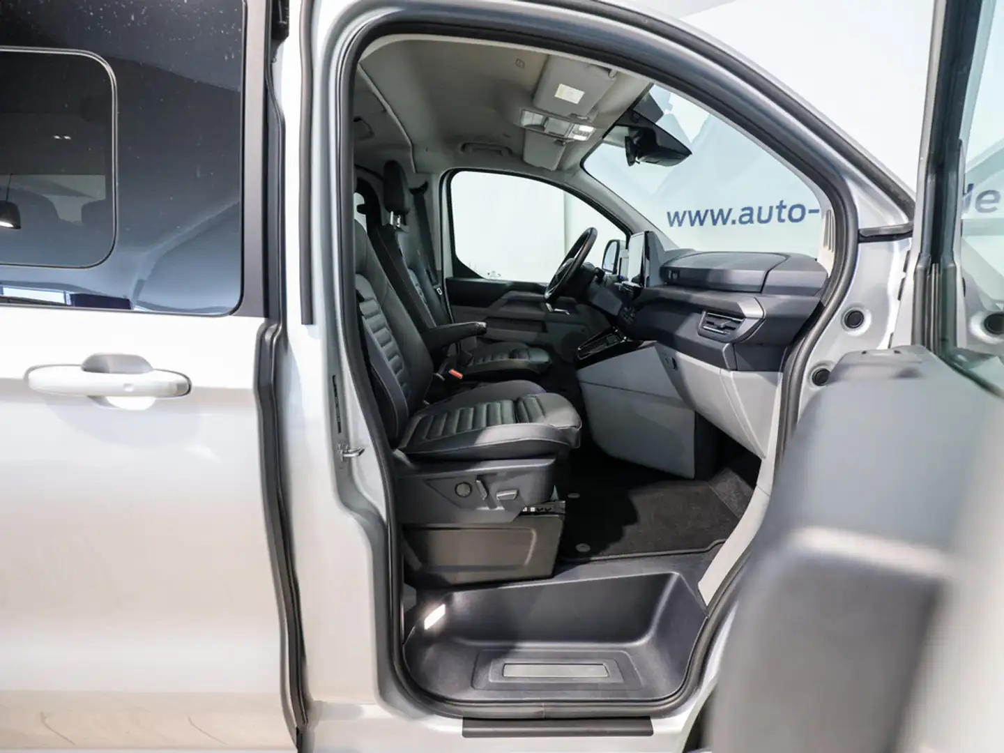 Ford Tourneo Custom Titanium X 320 L1 2.0 EcoBlue AWD Ezüst - 2