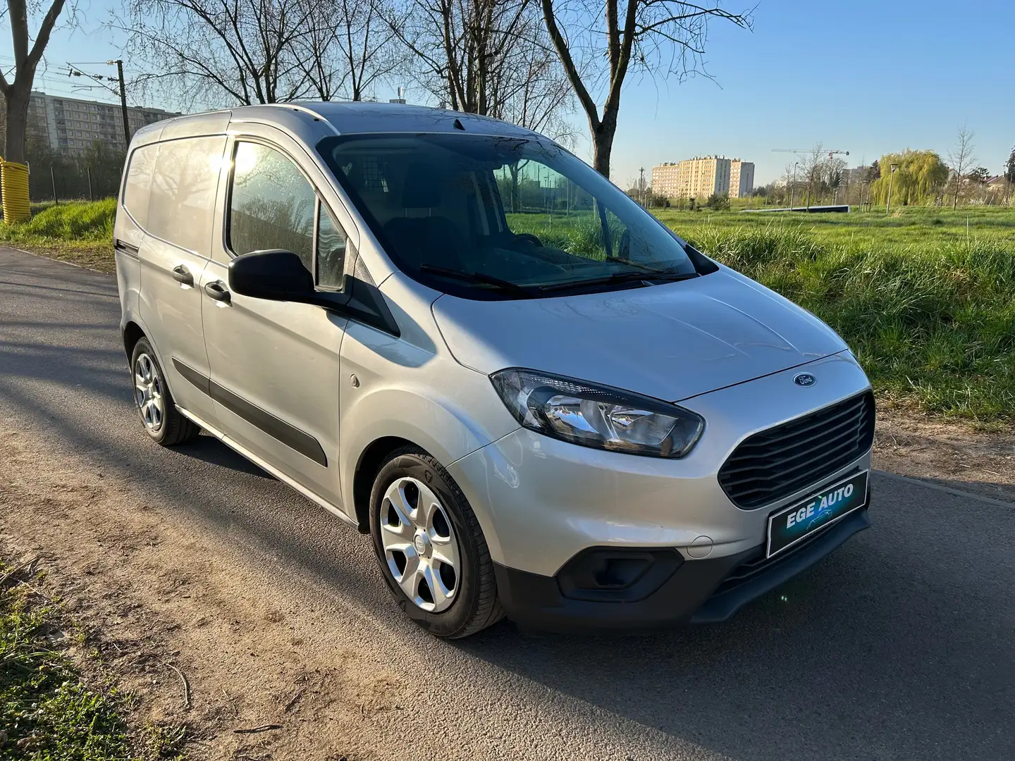 Ford Transit Courier TRANSIT COURIER FGN 1.5 TDCi 75 TREND Gris - 1