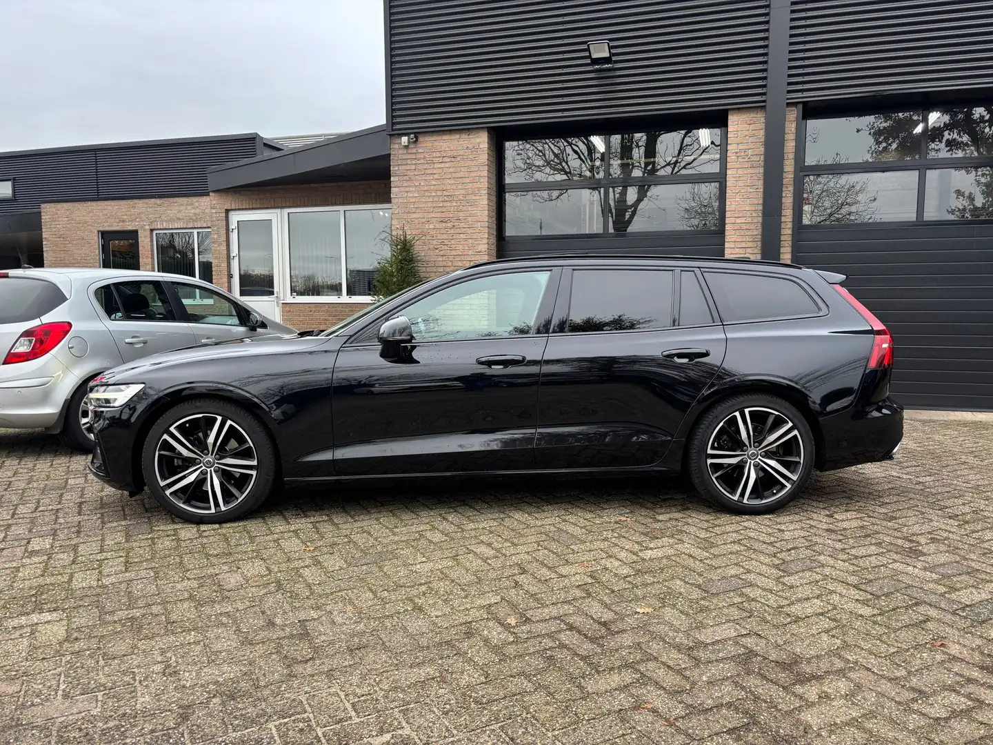 Volvo V60 2.0 B4 R-Design Panorama H&K Trekhaak Leder 200PK Zwart - 2