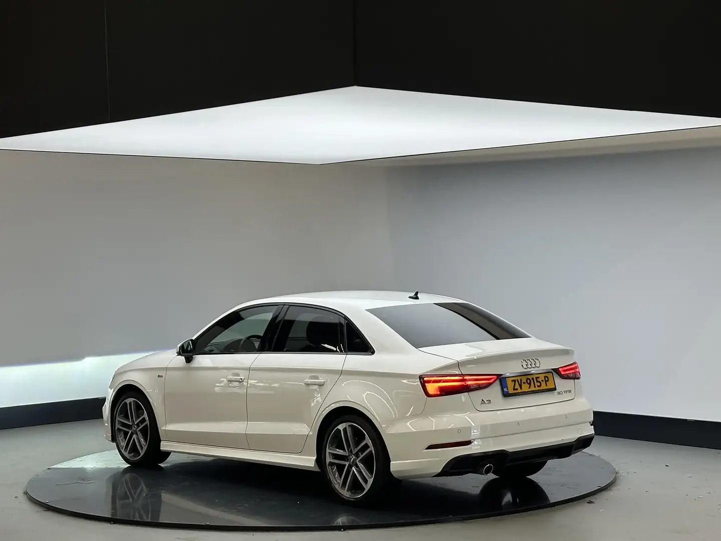 Audi A3 Limousine 30 TFSI Sport S Line Edition | Alcantara Blanc - 2