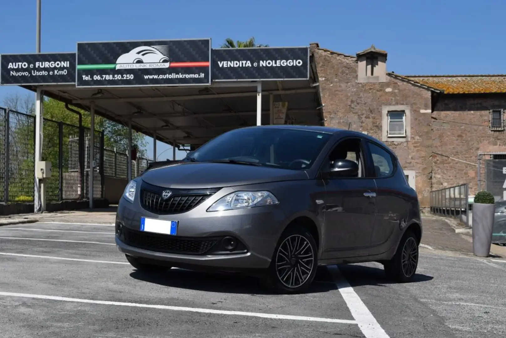 Lancia Ypsilon 1.0 5 porte Gold S&S Hybrid 69CV Grigio - 2